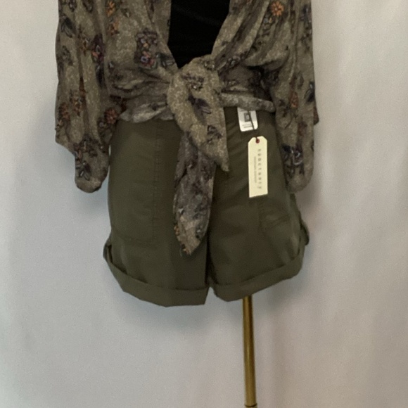 4. Sanctuary Olive Green Cargo Shorts NWT Size 32 - Picture 7 of 8